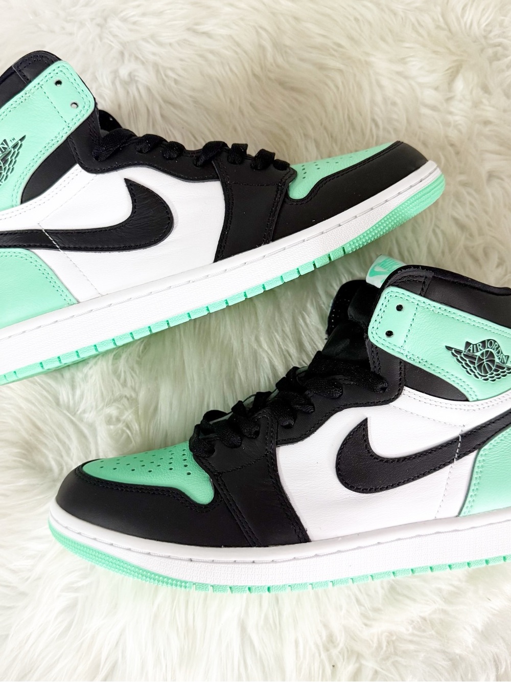 Nike Air Jordan 1 Retro High OG Green Glow Sneakers Men’s 9.5 DZ5485-130